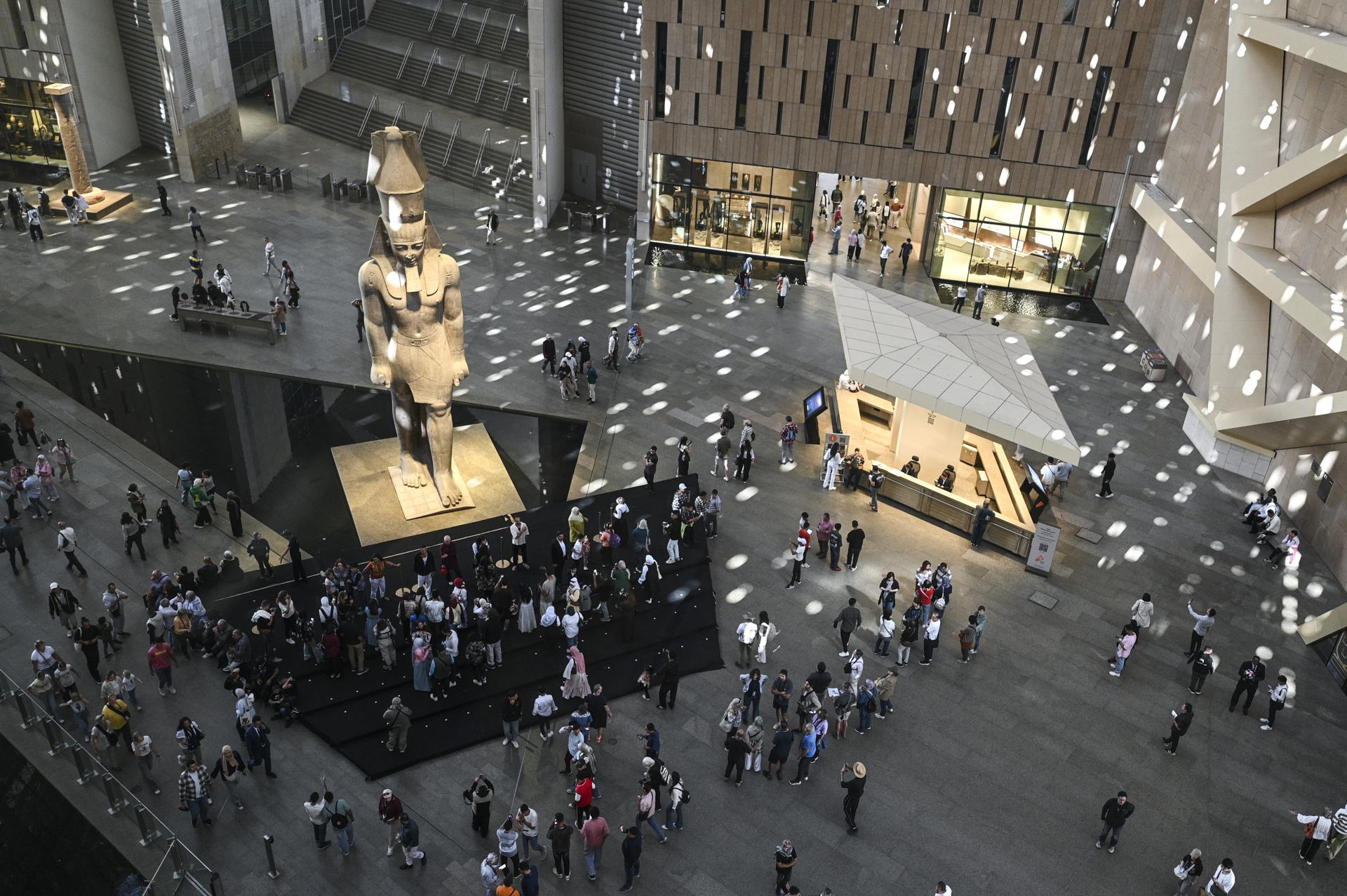 En el vestíbulo principal se erige una imponente estatua de Ramsés II, trasladada desde Menfis, que recibe a los visitantes al ingresar al museo.