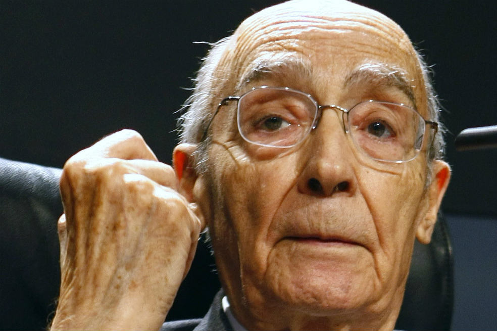 Desde un satélite, Saramago observa cómo va cayendo en el olvido