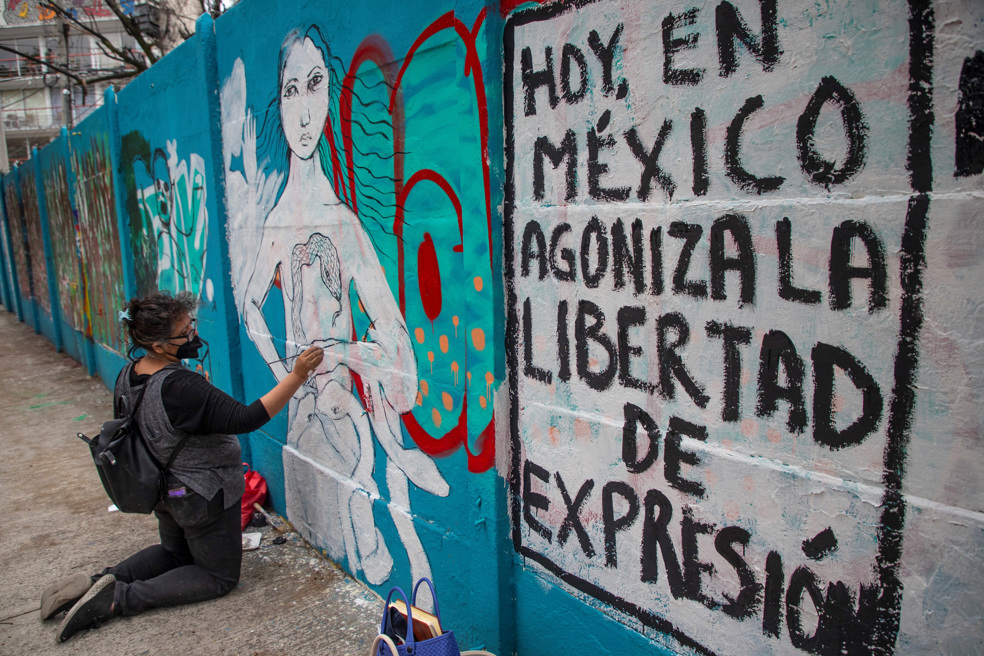 Imagen de una de las partes del mural que pintaron algunos artistas mexicanos. A la derecha se observa un “letrero” que dice “Hoy, en México agoniza la libertad de expresión”.