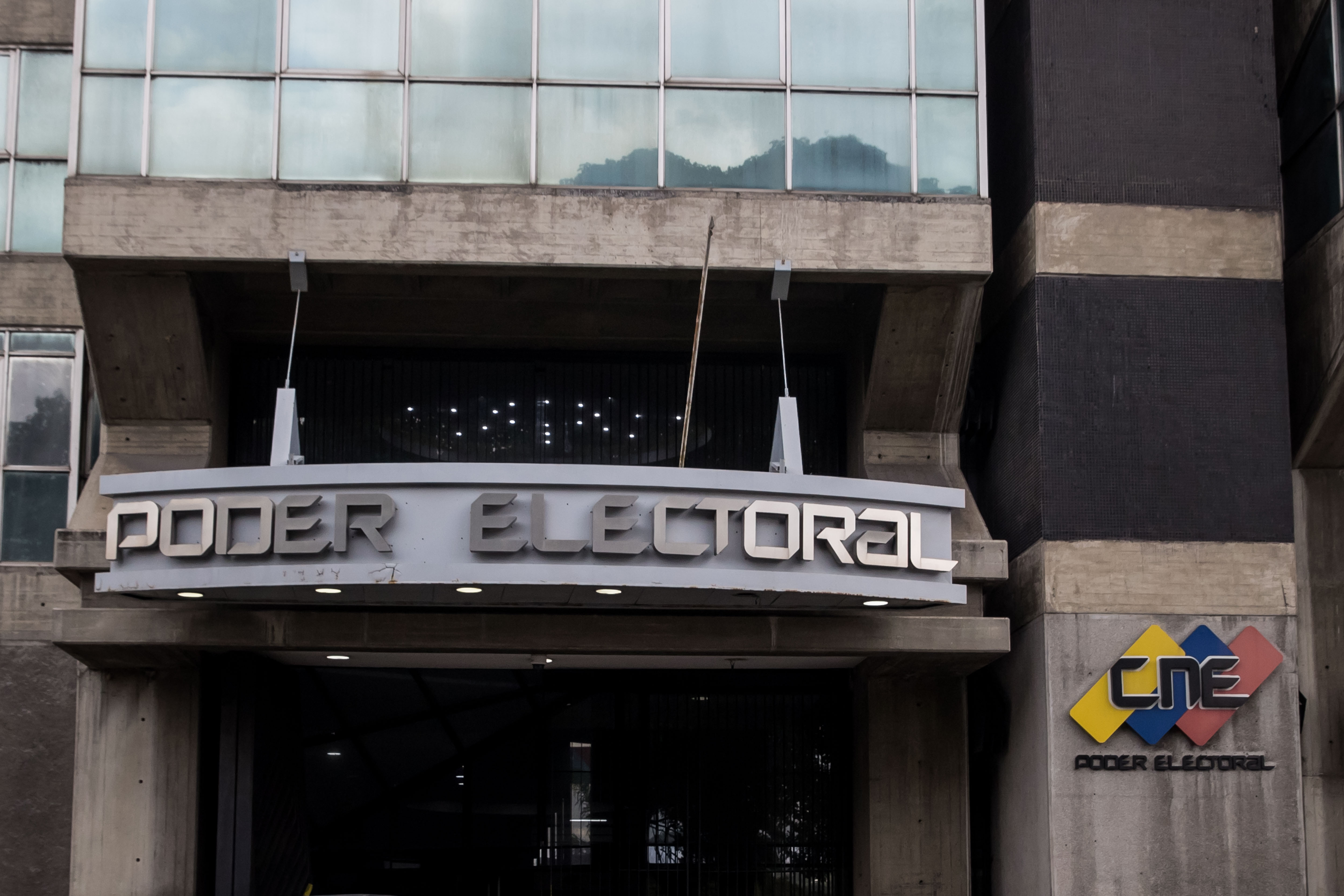 Mayoría chavista de dirigentes del ente electoral renuncia en Venezuela