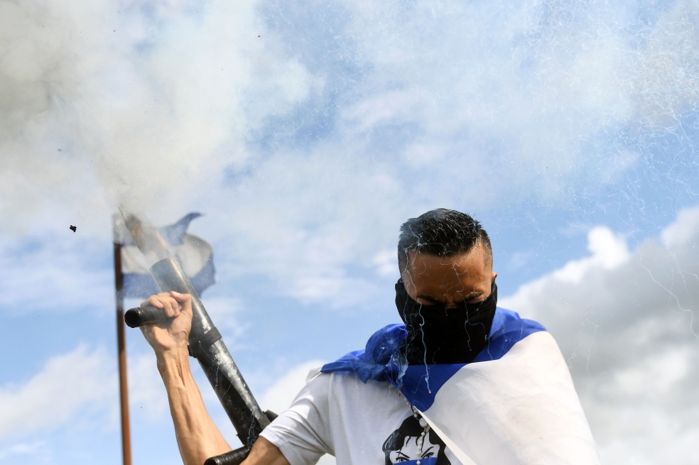 Un manifestante clama por la muerte de seis integrantes de una familia en Nicaragua.  / AFP