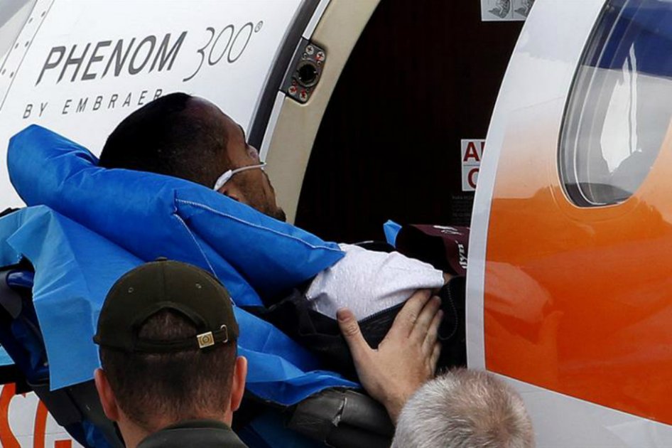 Este jueves, el futbolista brasileño Helio Zampier Neto, uno de los seis sobrevivientes de la tragedia aérea del Chapecoense, ingresa a un avión medicalizado, para ser trasladado a la ciudad brasilera de Chapecó. / EFE