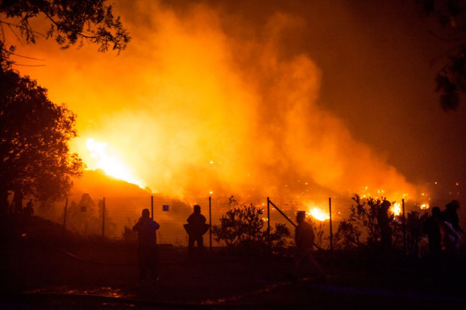 Un muerto y miles de evacuados por gigantesco incendio en Valparaíso