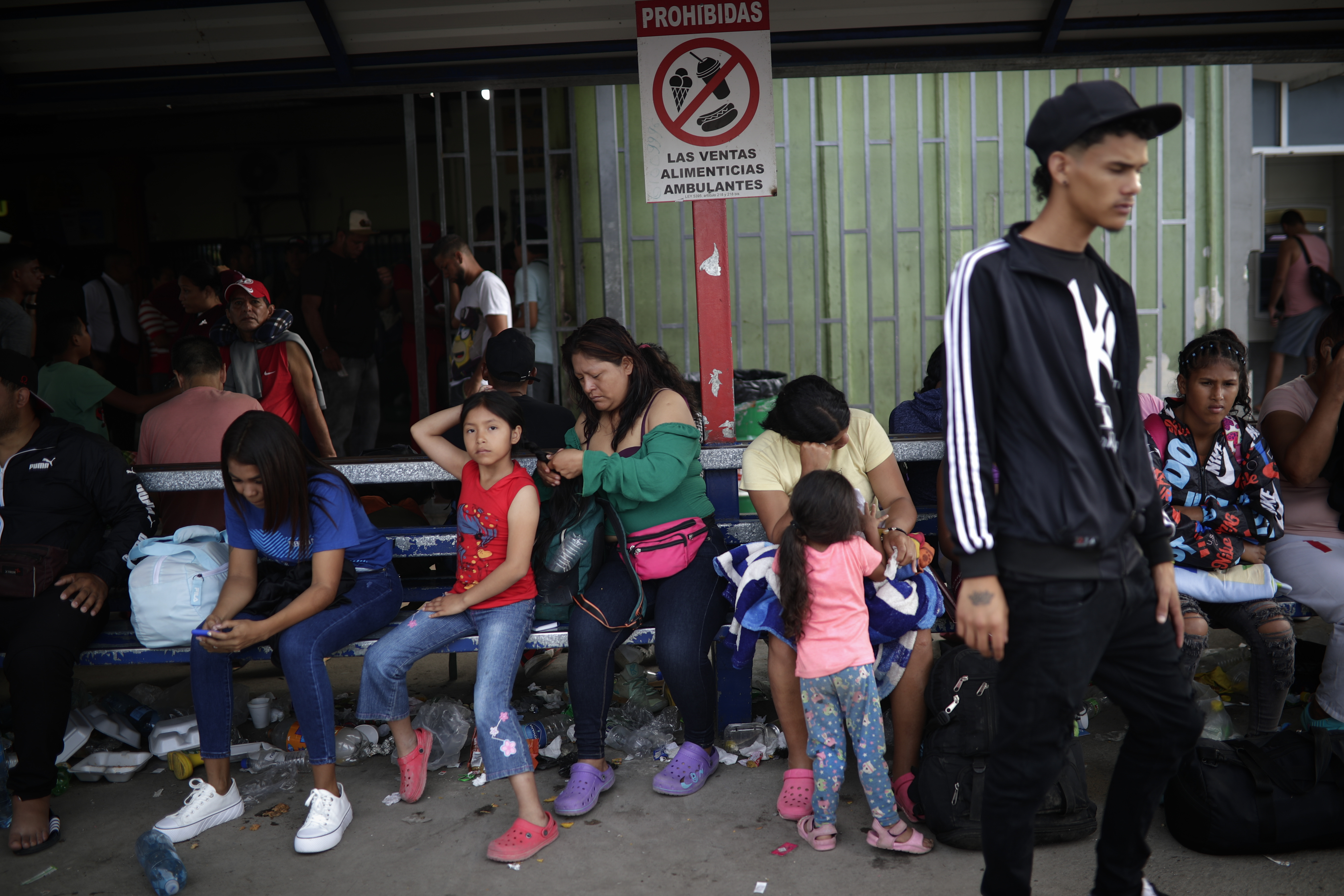 AME8435. PASO CANOAS (PANAMÁ), 10/05/2023.- Migrantes venezolanos esperan su traslado en bus hacia Nicaragua hoy, en Paso Canoas, población fronteriza entre Panamá y Costa Rica. Desde la frontera entre Panamá y Costa Rica, o desde la de Guatemala con México, miles de migrantes siguen su camino hacia Estados Unidos expectantes ante el fin hoy de la vigencia del Título 42, con la esperanza de llegar a territorio estadounidense sin sufrir deportaciones inmediatas, pero llenos de incertidumbre ante las nuevas medidas del Gobierno estadounidense. EFE/ Bienvenido Velasco