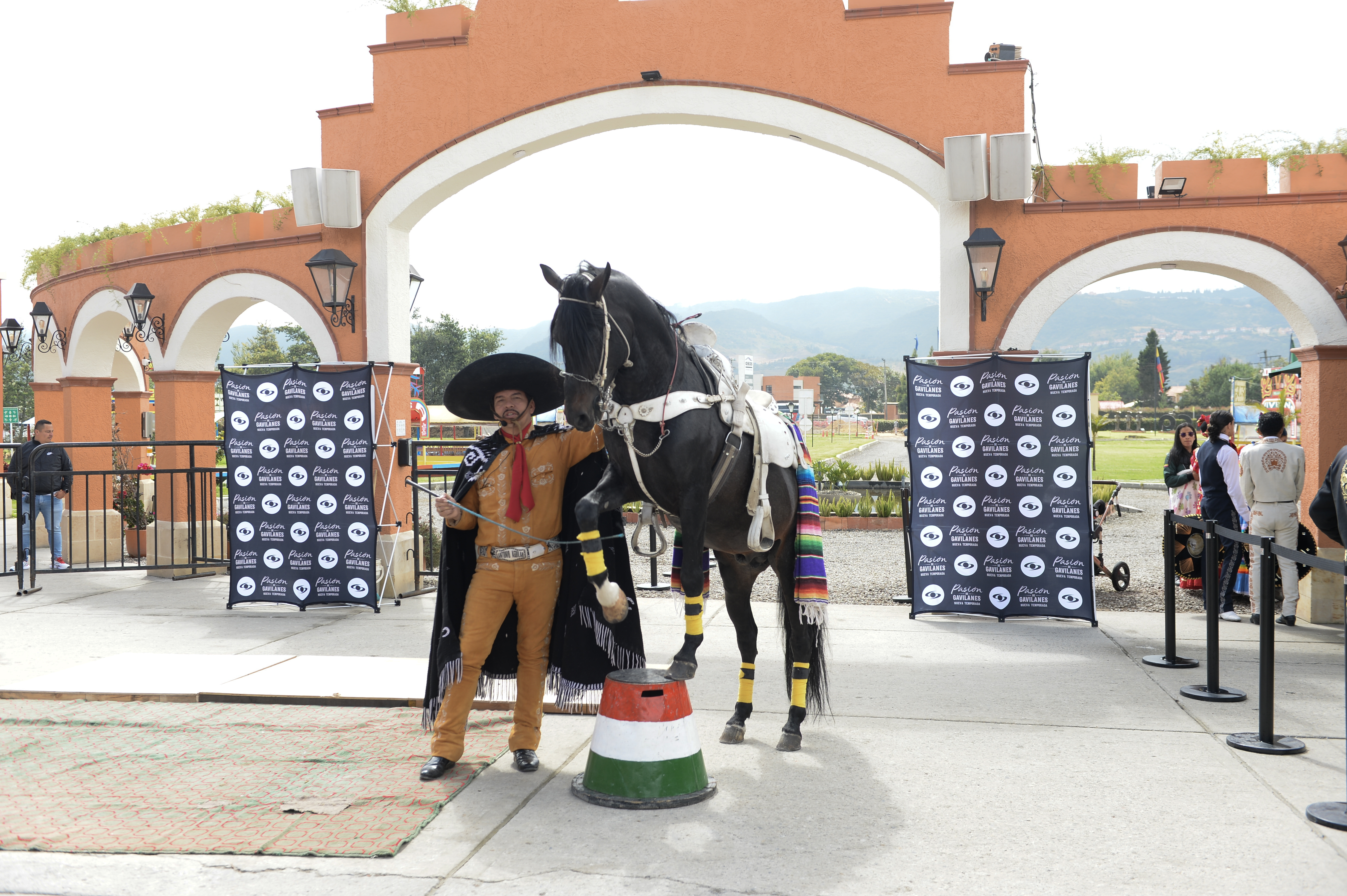 Como parte del evento de lanzamiento de la segunda temporada de Pasión de Gavilanes, los actores y prensa disfrutaron de un show de caballos con mariachis.