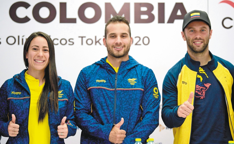 Mariana Pajón (izquierda) and Carlos Andrés Ramírez (centro) y Vincent Pelluard, representantes de Colombia en el BMX Racing de Tokio 2020.
