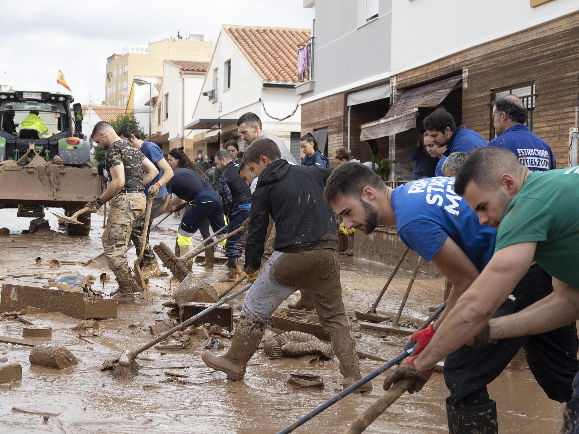 UTIEL, 01/11/2024.- Varias personas colaboran en la limpeza de una calle afectada en la localidad de Utiel, este viernes. Las víctimas mortales en la provincia de Valencia a causa de la devastadora dana ha aumentado este viernes hasta las 205, según el último recuento facilitado por el Centro de Emergencias de la Generalitat Valenciana. EFE/Álvaro del Olmo