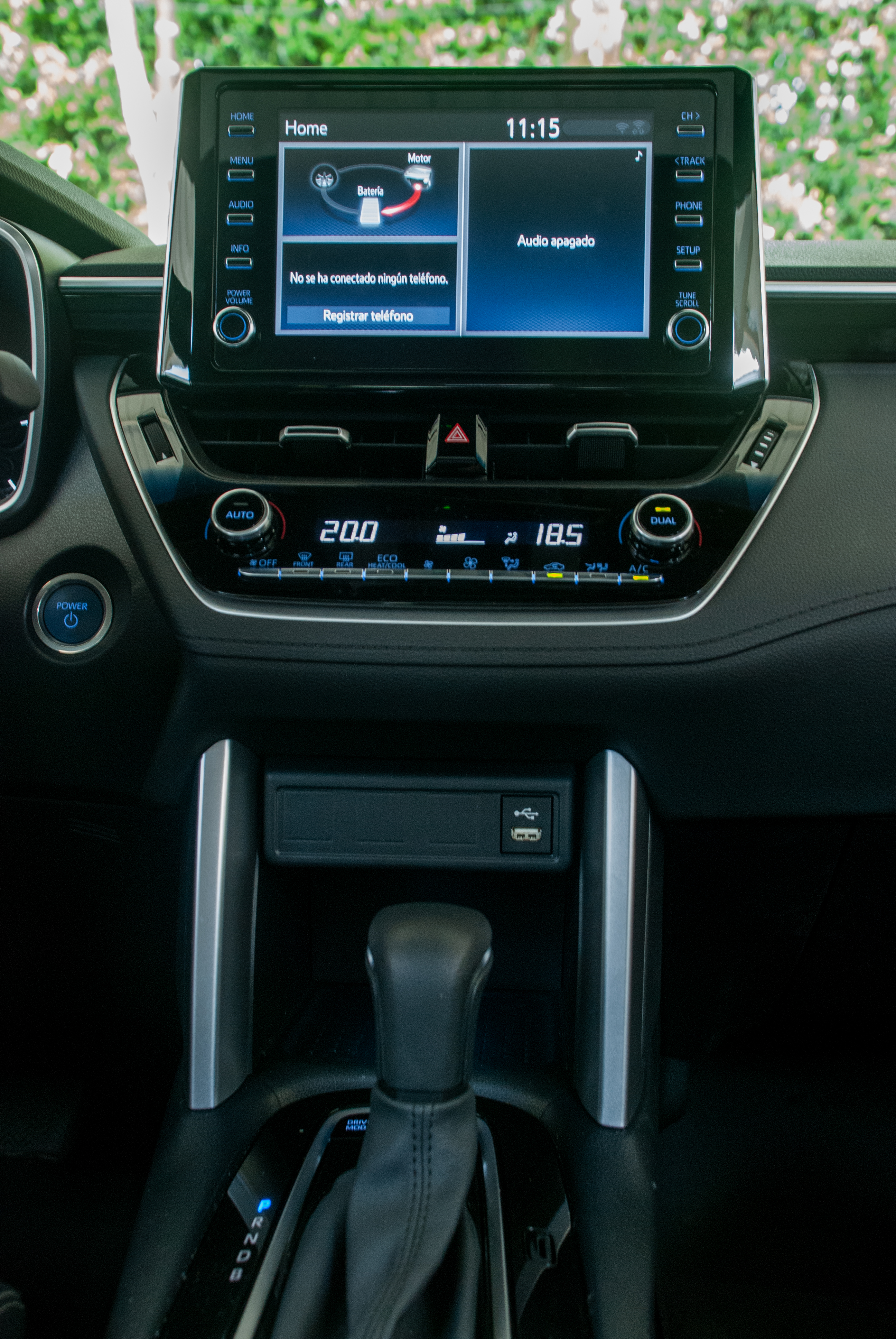 Viene con una pantalla de ocho pulgadas, compatible con Android Auto y Apple Car Play y desde la que se puede monitorear el nivel de carga de la batería.