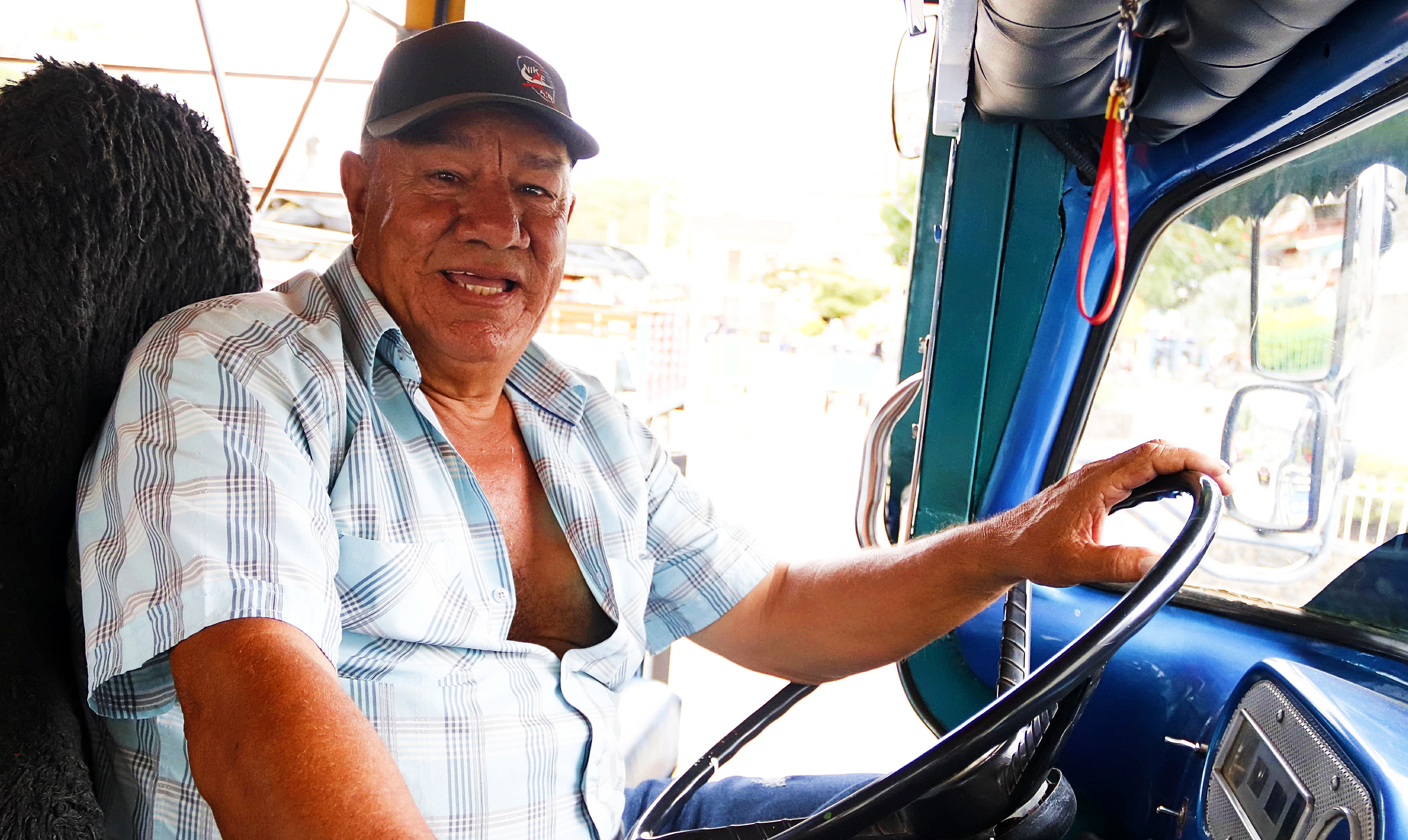El tío "Chucho", hermano del padre del ciclista Rigoberto Urán, al volante de su chiva “El Tesoro".