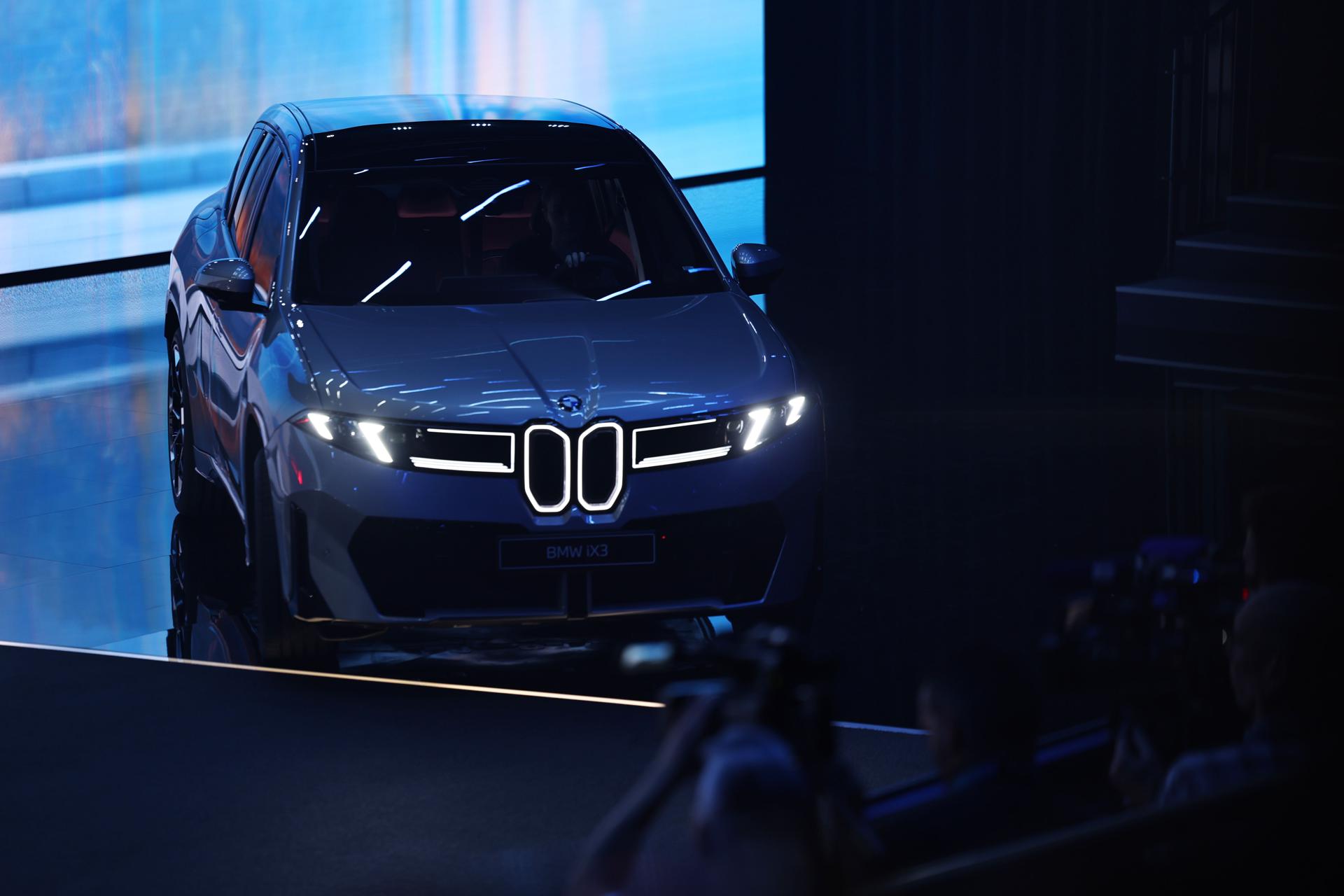 MUNICH (Germany), 05/09/2025.- The New Class BMW iX3 vehicle is presented during its World premiere in Munich, Germany, 05 September 2025. The International Motor Show Germany IAA MOBILITY 2025 takes place in Munich from 09 to 14 September 2025, featuring numerous world premieres, and focuses on electric mobility and digitization. (Alemania) EFE/EPA/ANNA SZILAGYI