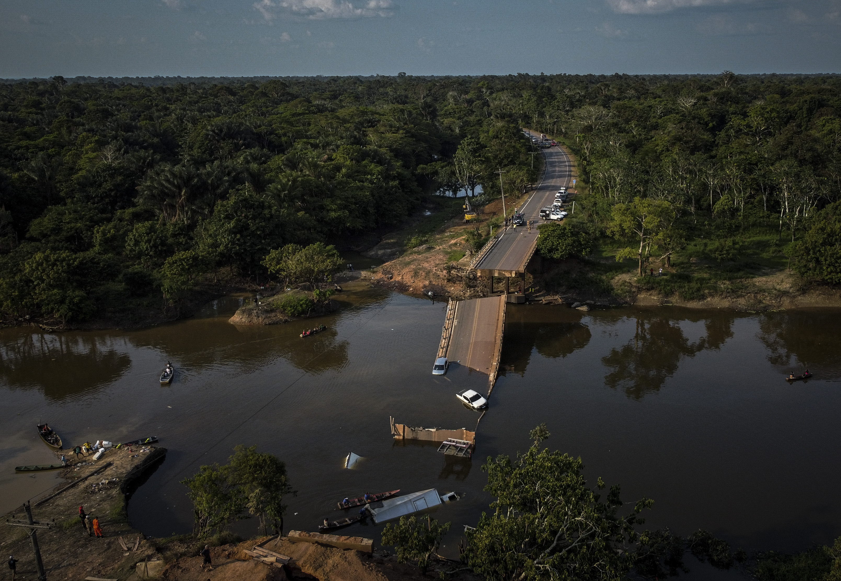 Caída de puente en Brasil deja 14 heridos y tres muertos