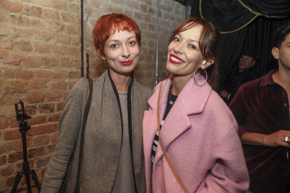 ¡Son igualitas! Carolina Acevedo y su hermana en el estreno de nueva serie NFT