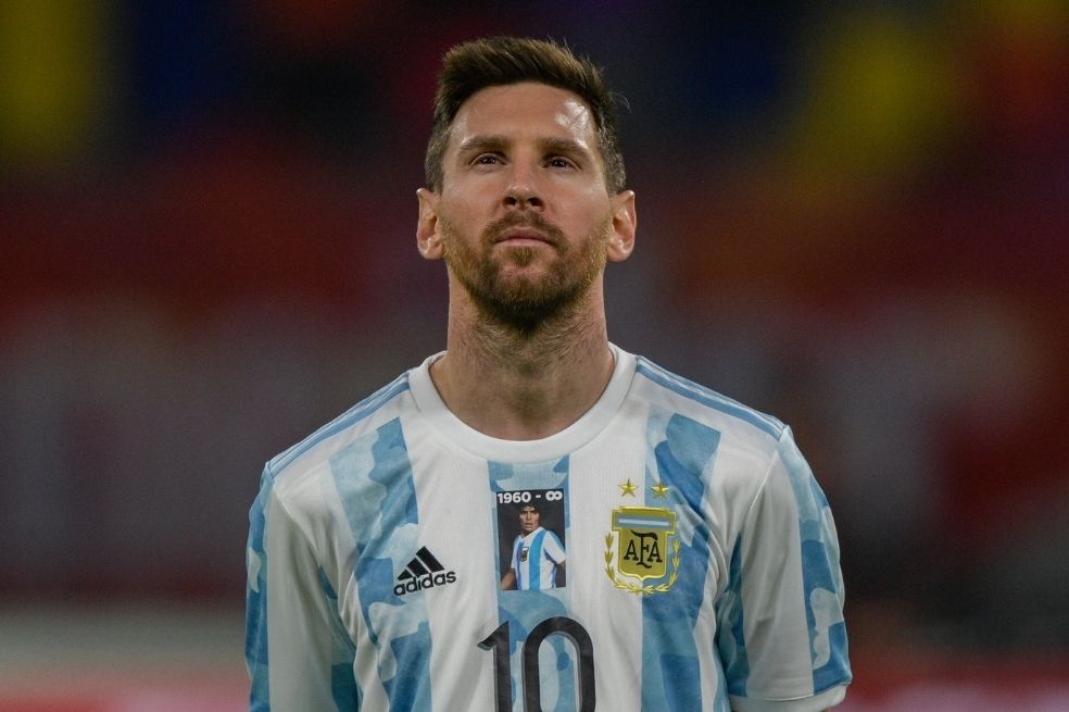 Lionel Messi con Diego Maradona en el pecho.