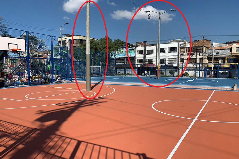Quitaron los postes de luz que estaban en medio de dos canchas deportivas de Bogotá