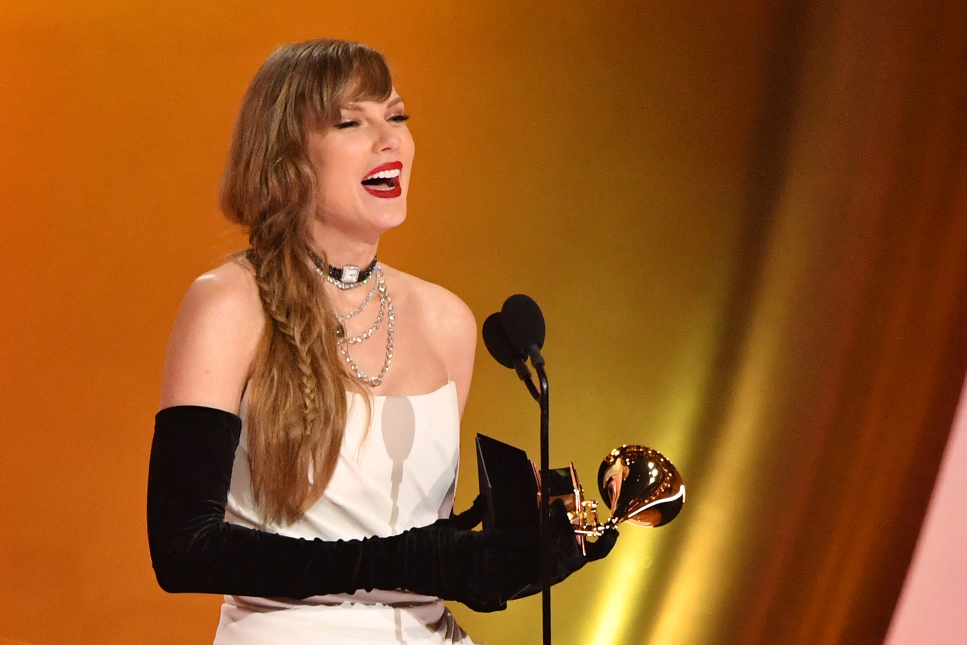 Taylor Swift hace historia en los Grammy 2024: gana por cuarta vez Álbum del año