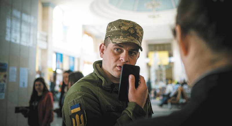 Andriy Akimov (28 años), Capitán del ejército ucraniano en la estación de trenes de Uzhgorod.