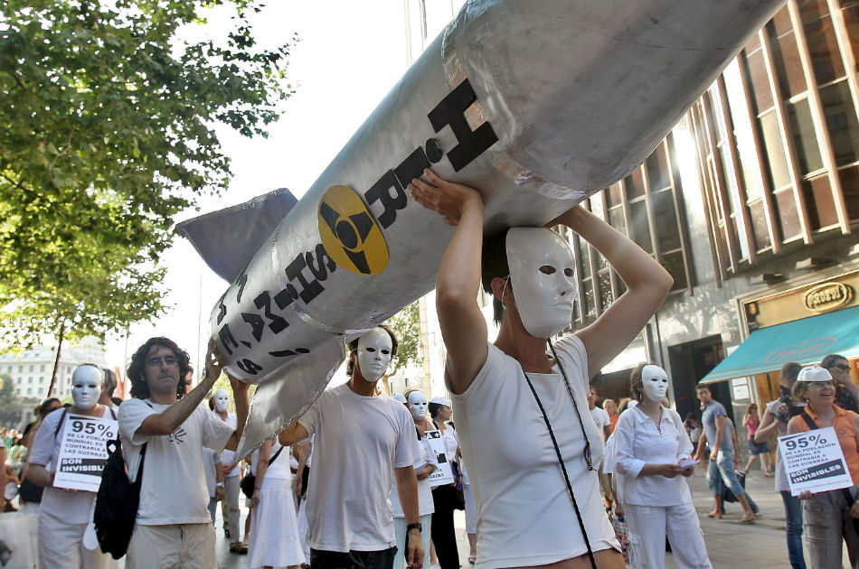 Actos convocados por la Marcha Mundial para la Paz y la No Violencia en 2009 para conmemorar el 64 aniversario del lanzamiento de la bomba atómica en Hiroshima y exigir el desarme nuclear a nivel mundial 
