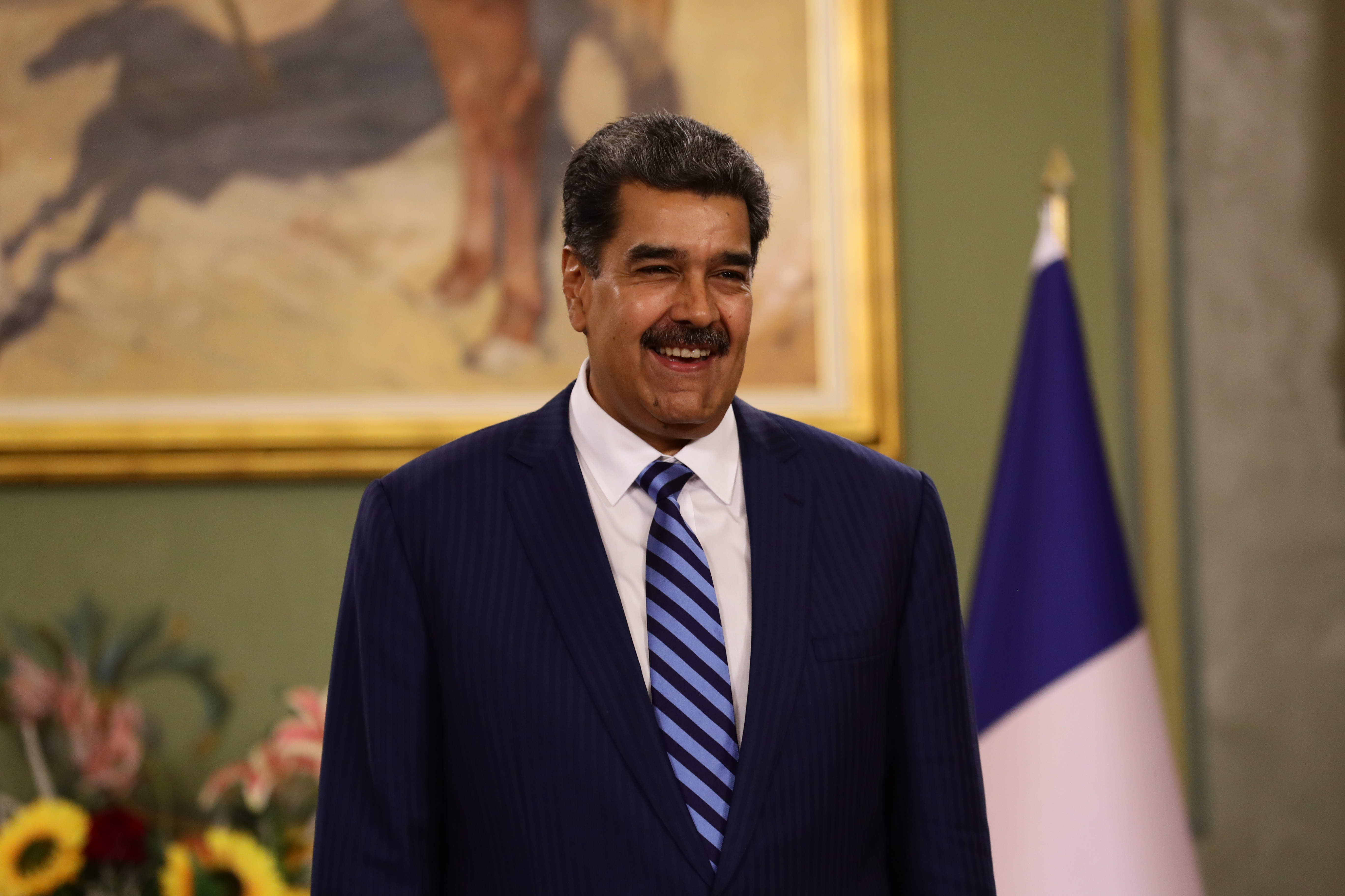 AME1859. CARACAS (VENEZUELA), 16/08/2023.- El presidente de Venezuela Nicolás Maduro ríe en una reunión con el nuevo embajador de Francia en Venezuela Emmanuel Pineda, durante la presentación de sus cartas credenciales en el Palacio de Miraflores hoy, en Caracas (Venezuela). EFE/ Rayner Peña
