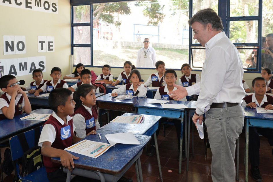 En Popayán el presidente de la República dicta clase en un colegio. 