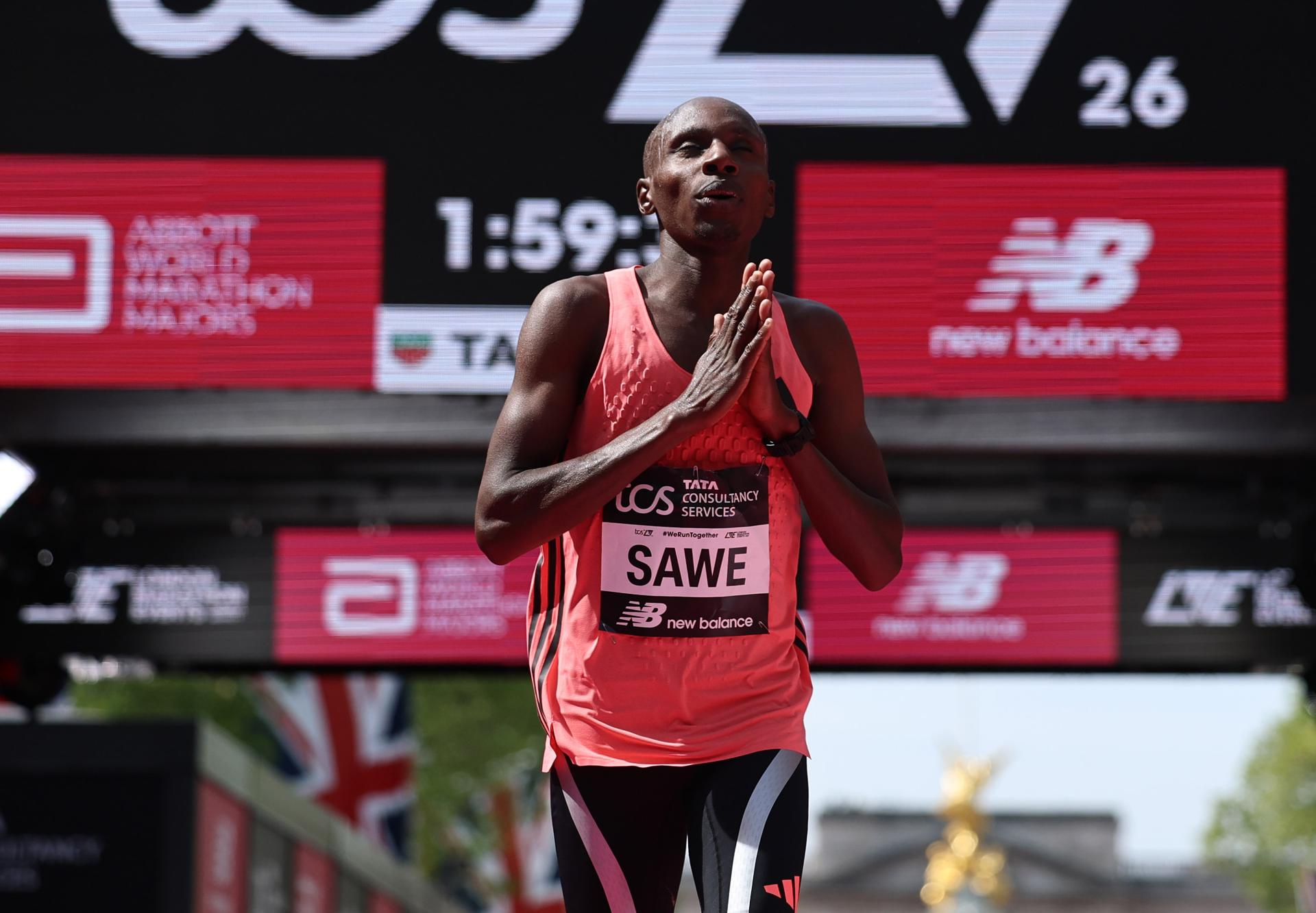 LONDON (United Kingdom), 26/04/2026.- Sabastian Sawe of Kenya wins the London Marathon with a World Record and the first sub two-hour marathon time of 1:59:30 h during the London Marathon in London, Britain 26 April 2026. Taking place since 1981, the London Marathon is one of the most popular marathons in the world, with a record-breaking total of more than 59,000 people are expected to take part in the 2026 race. (Maratón, Kenia, Reino Unido, Londres) EFE/EPA/NEIL HALL
