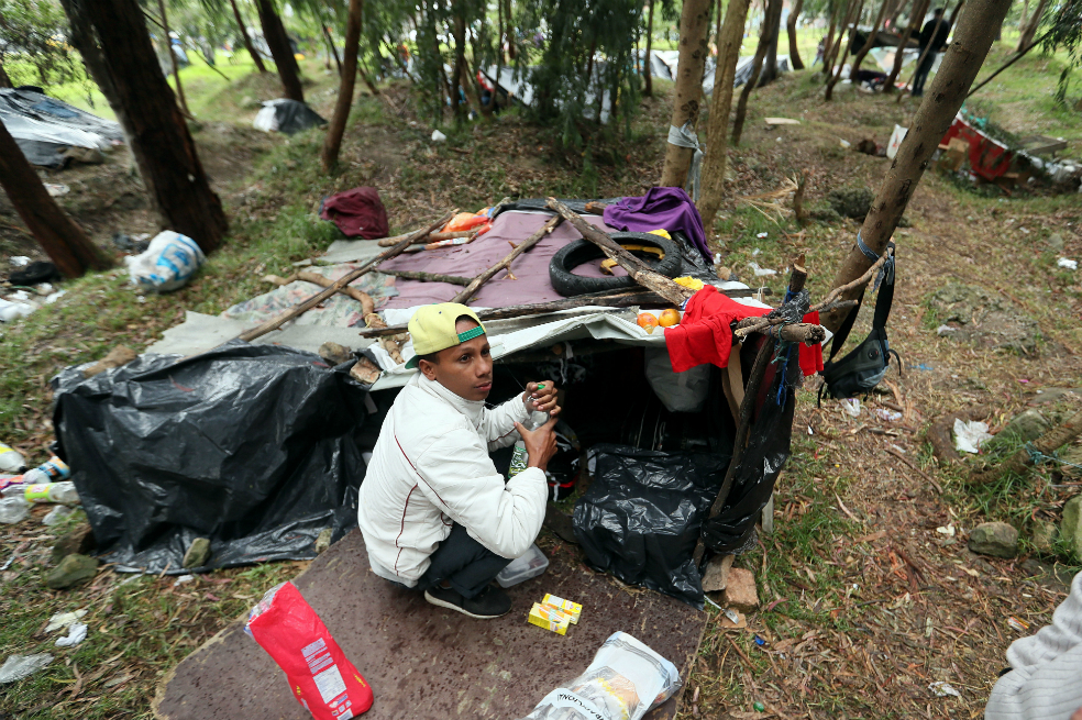 Grupo de migrantes venezolanos abandona campamento en la Terminal de Bogotá
