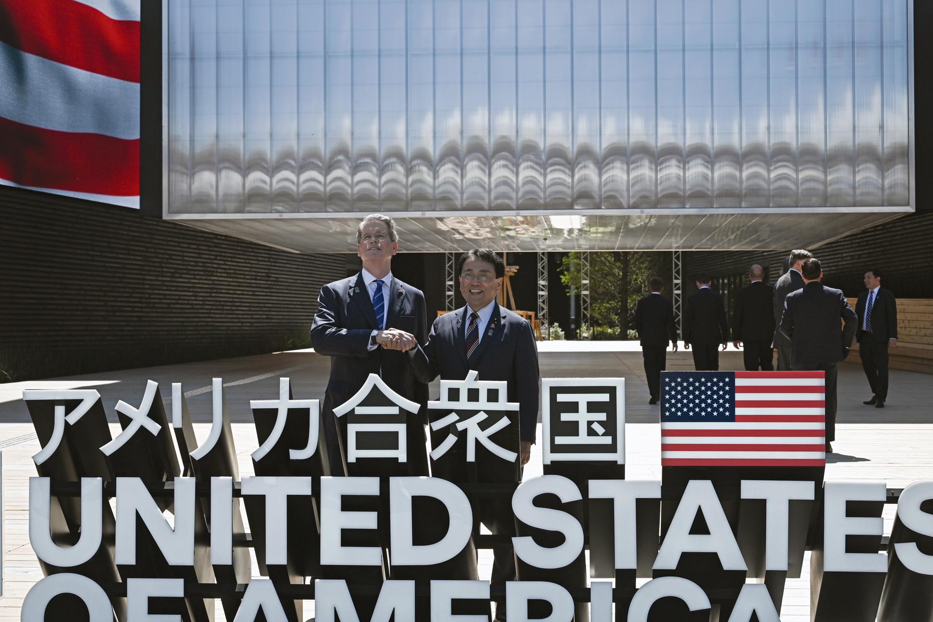 OSAKA (Japan), 19/07/2025.- US Treasury Secretary Scott Bessent (L) shakes hands with Japan's Economic Revitalization Minister and chief trade negotiator Ryosei Akazawa (C) in front of the USA Pavilion after the USA National Day ceremony at the Osaka World Expo 2025, in Osaka, Japan, 19 July 2025. The US Treasury Secretary is visiting Japan as both countries are working to reach a deal in the ongoing US-Japan tariff negotiations. (Japón) EFE/EPA/SOICHIRO KORIYAMA
