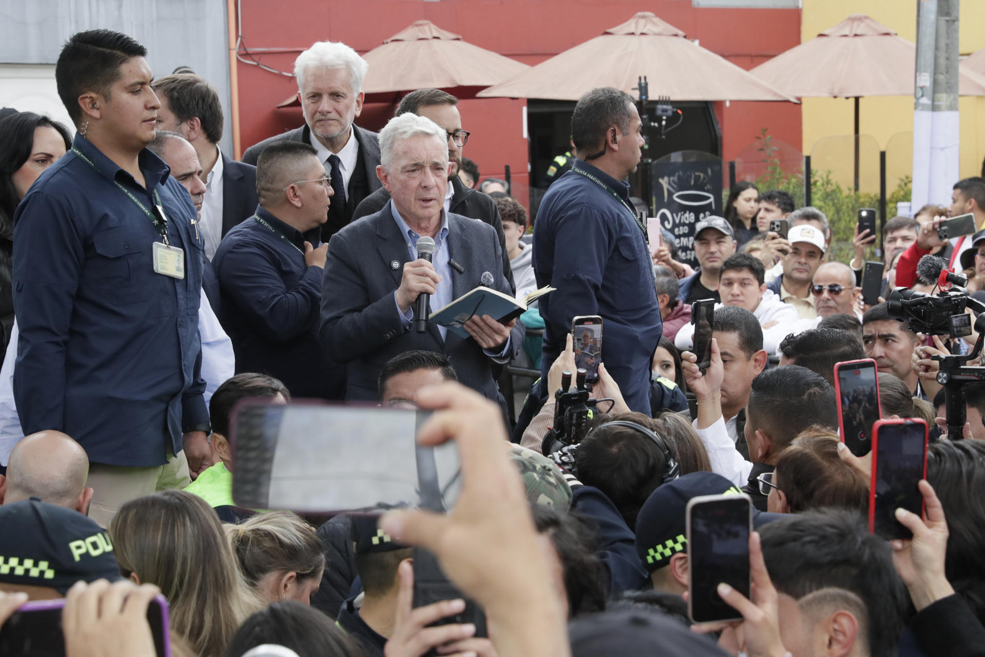 AME3039. BOGOTÁ (COLOMBIA), 23/08/2025.- El expresidente de Colombia Álvaro Uribe habla frente a simpatizantes durante un evento este sábado, en Bogotá (Colombia). Uribe rindió homenaje al precandidato presidencial de su partido Miguel Uribe Turbay, en el lugar del occidente de Bogotá donde ocurrió el atentado que le costó la vida, con un llamado a la seguridad y libertad en el país. EFE/ Carlos Ortega