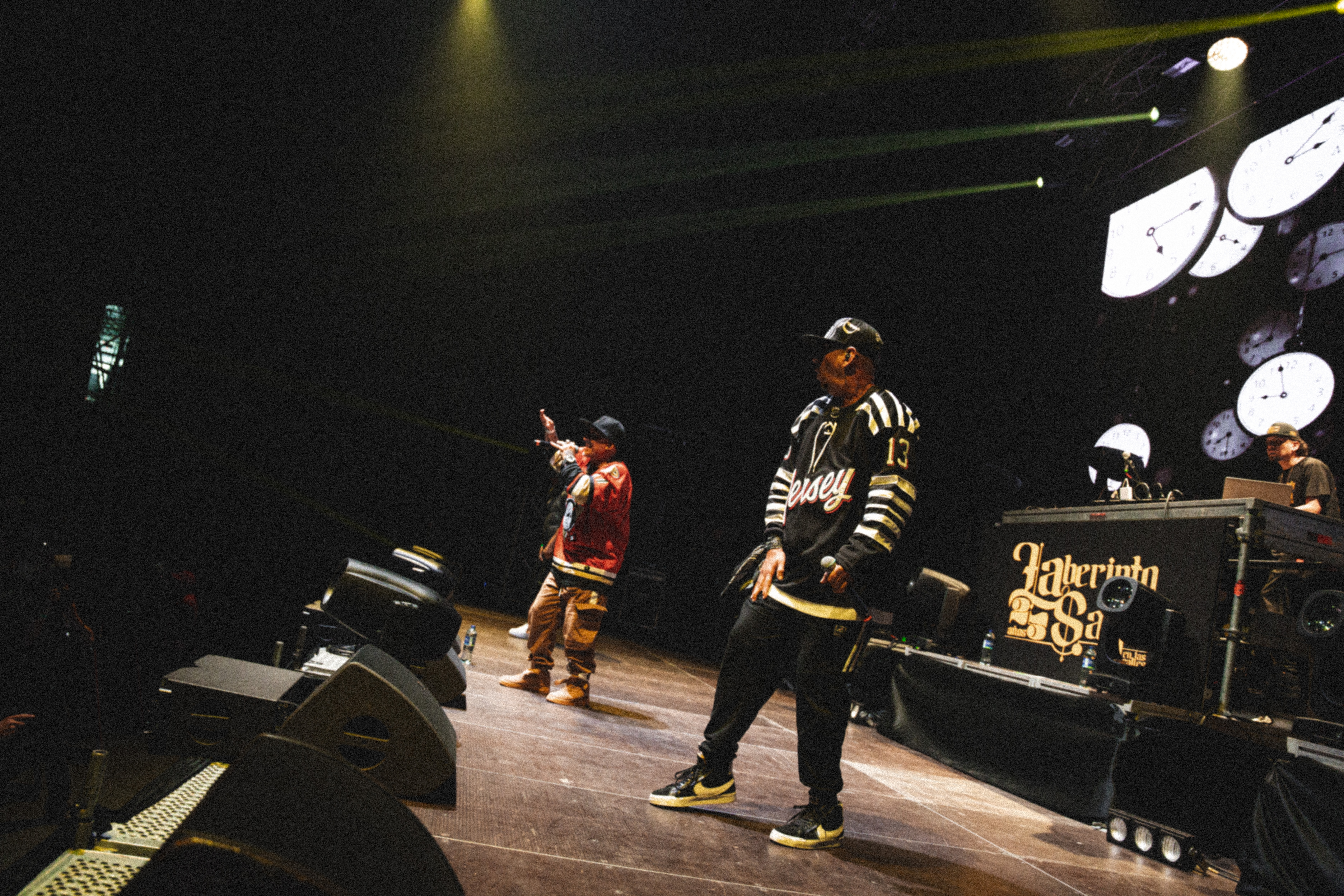 El caribe se despidió y las calles de Medallo dieron las buenas noches. Laberinto ELC, con respeto y admiración, pisó la tarima que se convirtió en sagrada para los fieles del hip hop. Con 25 años de carrera, la agrupación antioqueña ha dedicado su vida a transmitir un mensaje crudo pero soñador de la realidad de muchos colombianos.