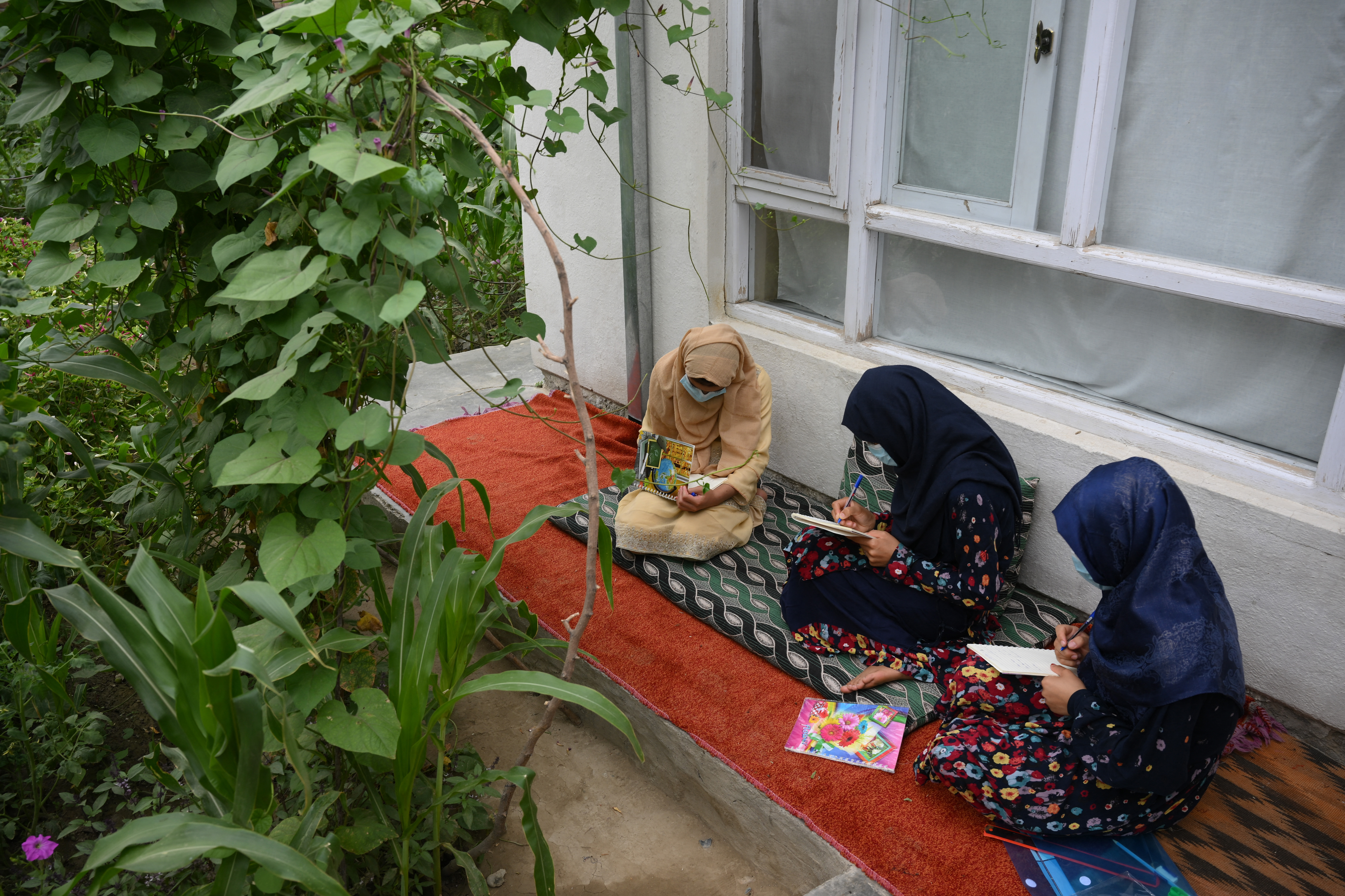 Cientos de miles de niñas y mujeres jóvenes se han visto privadas de la oportunidad de recibir educación desde que los talibanes regresaron al poder hace un año, pero su sed de aprender no ha disminuido.
