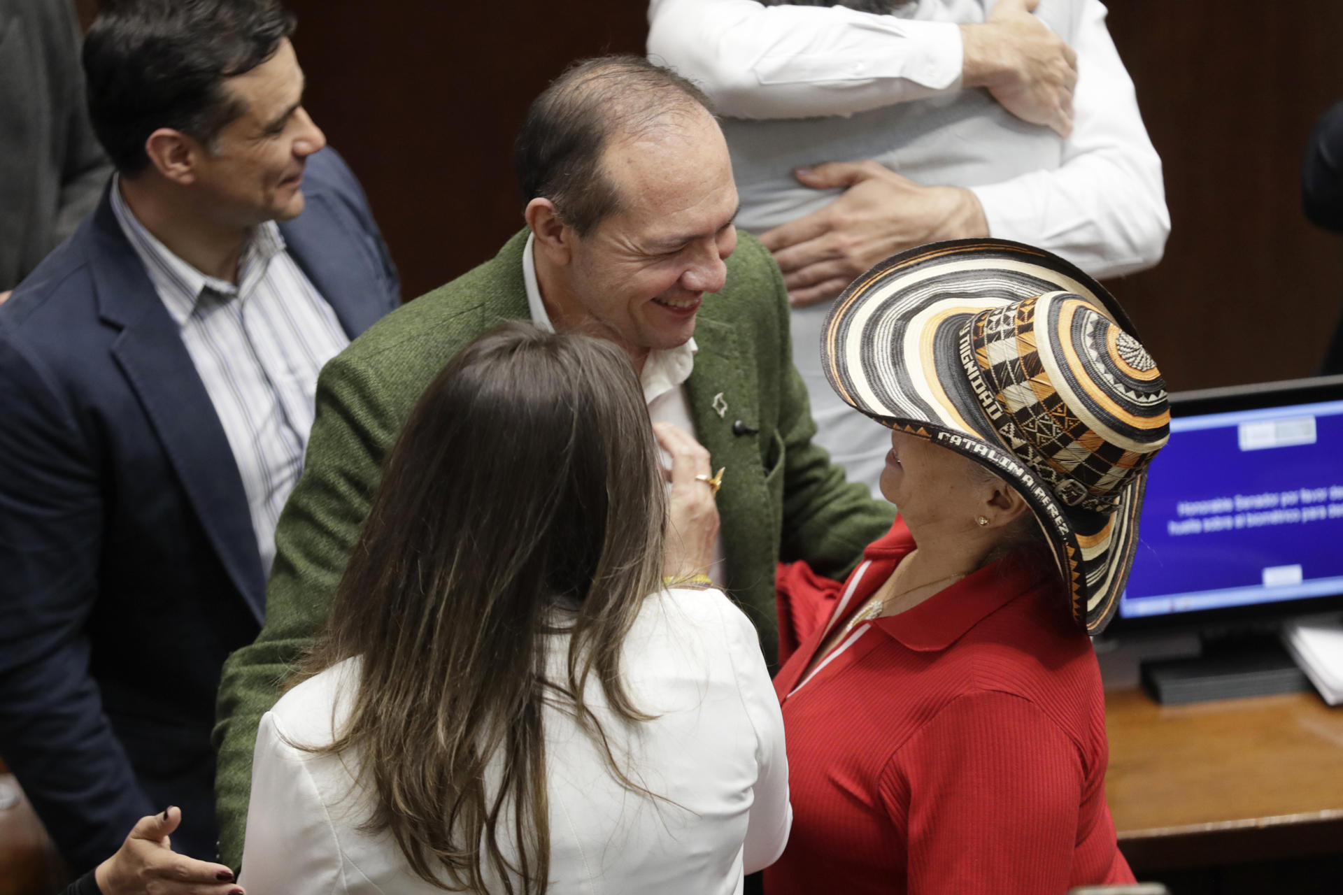 AME7385. BOGOTÁ (COLOMBIA), 20/06/2025.- El ministro de Trabajo, Antonio Sanguino (c), celebra la votación de la conciliación de la reforma laboral este viernes, en la Plenaria del Senado en Bogotá (Colombia). El Senado y la Cámara de Representantes de Colombia aprobaron en votaciones separadas y tras un intenso proceso de conciliación, la reforma laboral impulsada por el presidente Gustavo Petro, consolidando así uno de los mayores logros sociales de su gobierno. EFE/ Carlos Ortega
