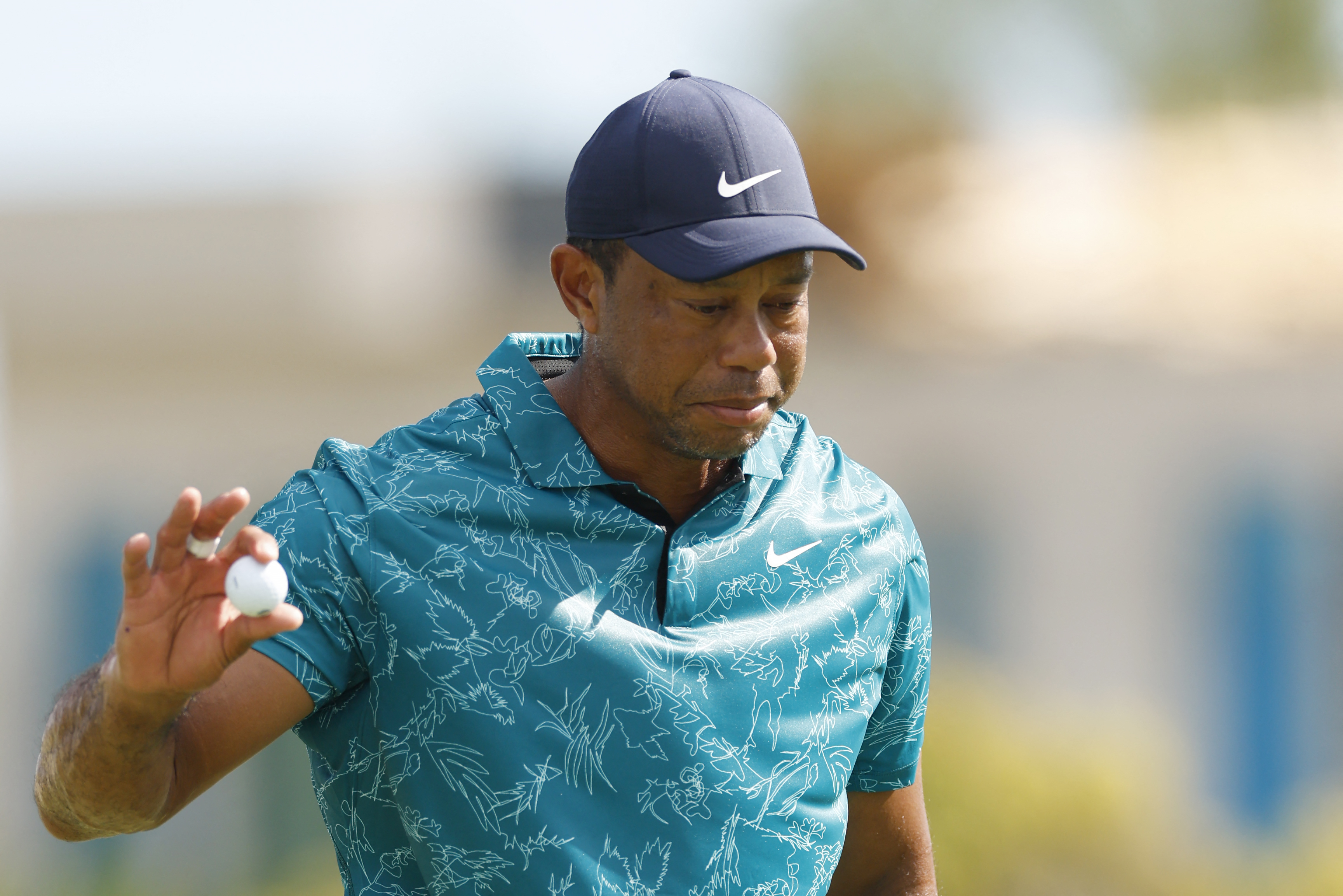 Tiger Woods sigue lejos de la punta, pero va recuperando confianza en su juego