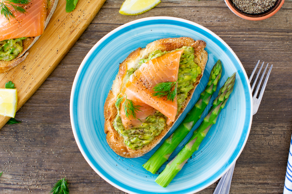 Prepara una tostada de aguacate con salmón ahumado en el Día del Chef