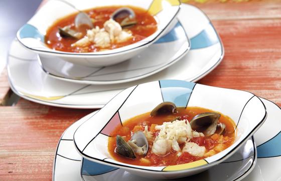Sopa rústica de tomate con pescado y mariscos