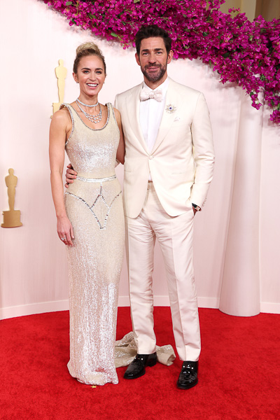 Emily Blunt, nominada en la categoría Mejor Actriz de Reparto por 'Oppenheimer', asistió con su esposo, el actor John Krasinki. Iba vestida de Schiaparelli y lució joyas de Tiffany &Co.