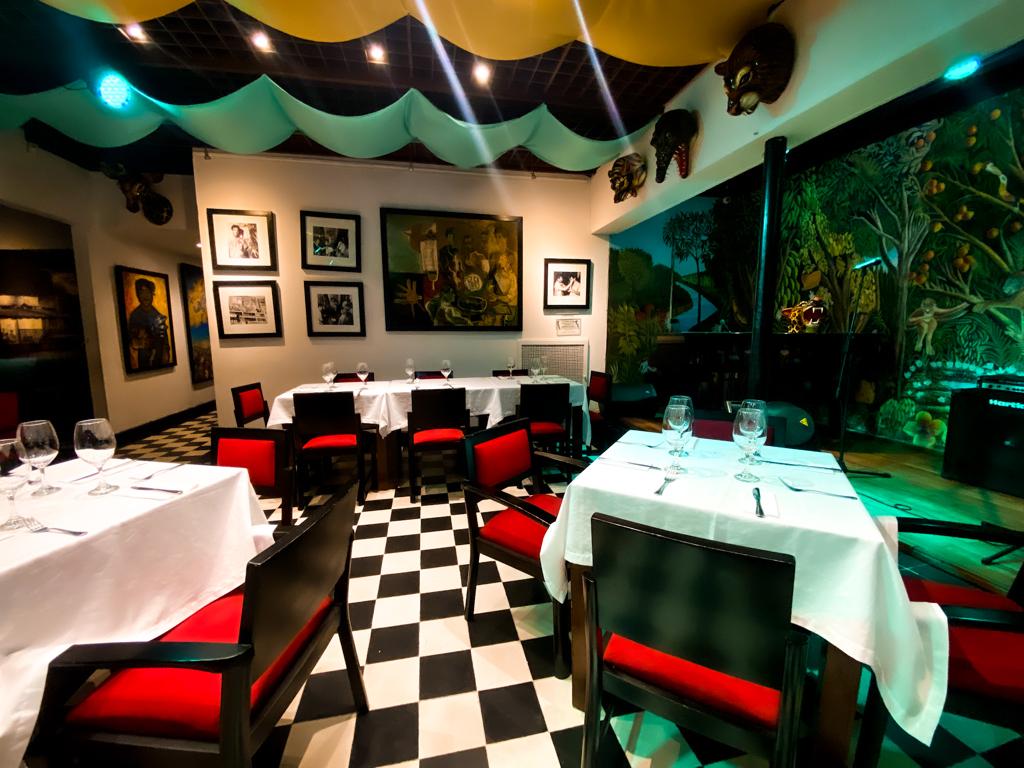 La Cueva es un universo mágico ubicado en el corazón de Barranquilla. Una tienda, un bar, un tertuliadero, un teatro, un museo, un restaurante, una galería, un escenario.