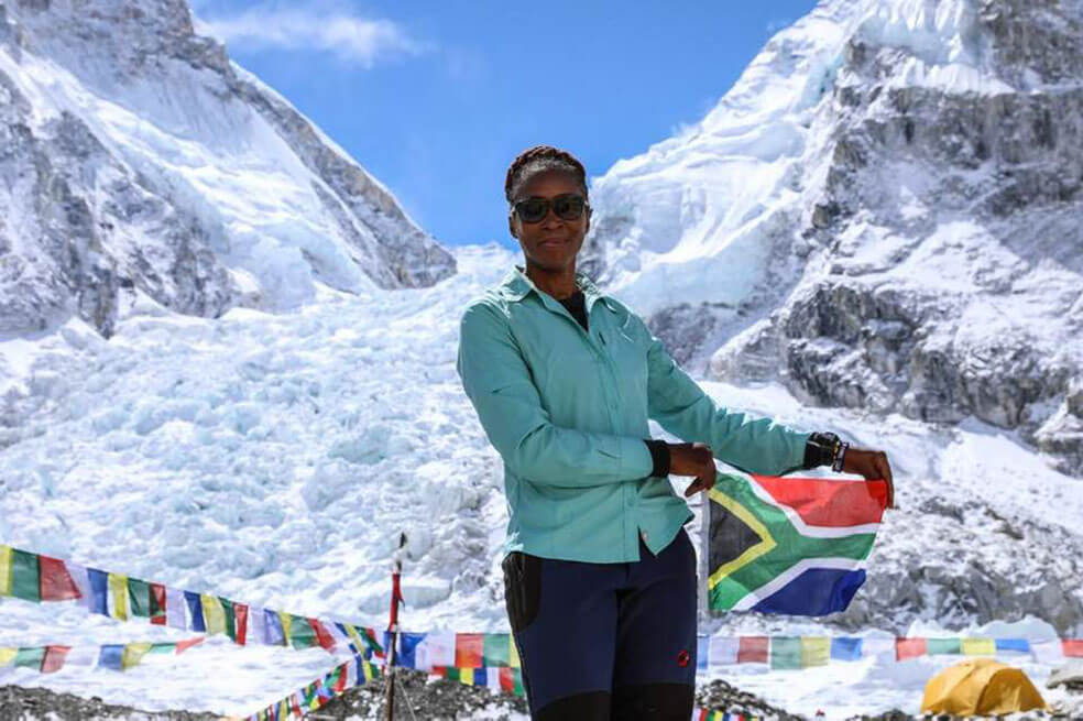 Saray Khumalo, la primera mujer africana en subir el Everest
