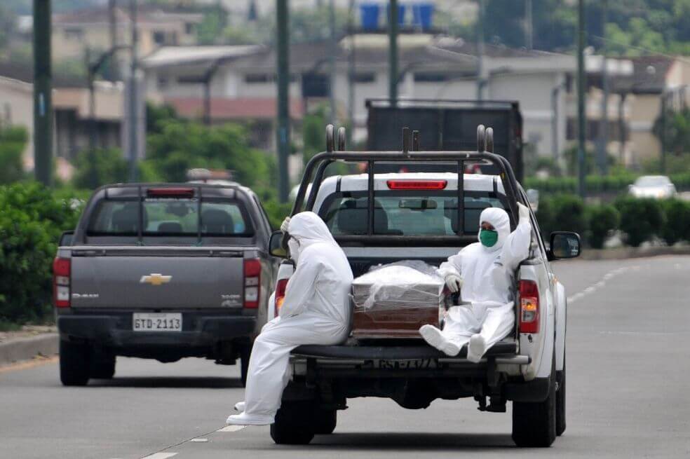 Intentaron desplazar a un cadáver haciéndolo pasar por «pasajero dormido» en Ecuador