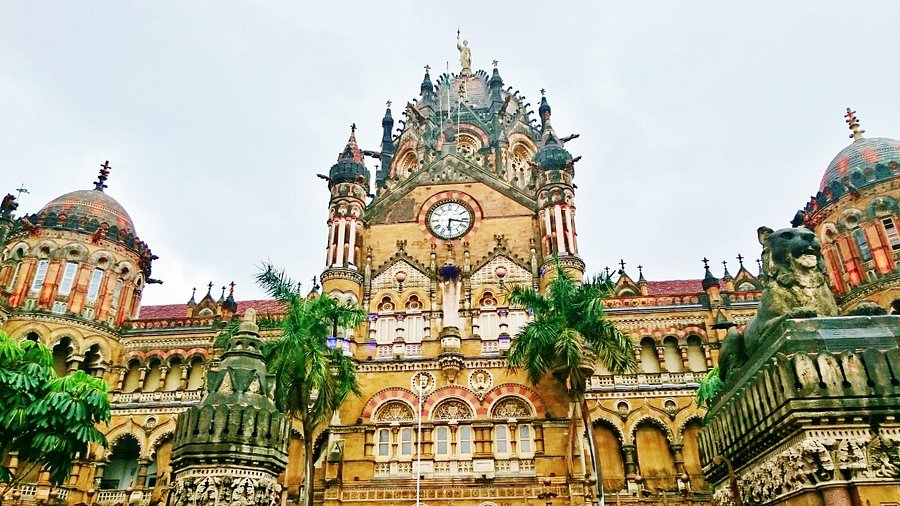 La Chhatrapati Shivaji Maharaj Terminus es una de las estaciones más emblemáticas del mundo y un símbolo de Bombay. Inaugurada en 1887 y diseñada por Frederick William Stevens, destaca por su imponente estilo gótico victoriano fusionado con elementos de la arquitectura india, lo que le valió ser declarada Patrimonio de la Humanidad por la UNESCO en 2004. Construida para conmemorar el jubileo de la reina Victoria, hoy es uno de los centros ferroviarios más concurridos del país, combinando su valor histórico y arquitectónico con una intensa vida cotidiana.