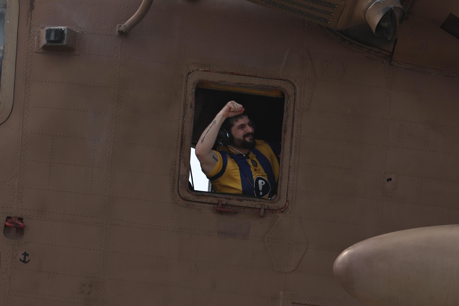 Ziv Berman saluda desde la ventana de un helicóptero tras su liberación.