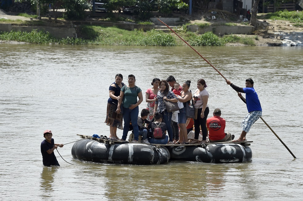 Migrantes guatemaltecos intentan cruzar un paso fronterizo entre México y Estados Unidos. AFP¿Podrá implementarse (o rechazarse) el acuerdo?Aunque funcionarios del gobierno de Trump han asegurado que el acuerdo entraría en vigor durante las próximas semanas, se enfrentan a varios obstáculos. Por un lado, detractores tanto en EE.UU. como en Guatemala presentarán oposiciones jurídicas que podrían retrasar, modificar e incluso acabar con el trato (así como las levantadas por la oficina del Procurador de los Derechos Humanos en Guatemala).
