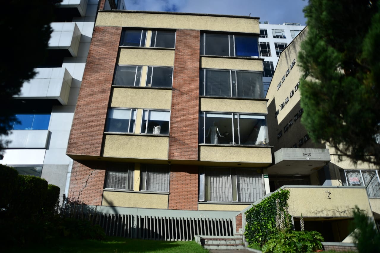 El grado de inclinación de la edificación se ha acrecentado con el paso de los años. Para evitar la vista de la magnitud de la separación, han puesto unas láminas metálicas. No obstante, el problema no pasa desapercibido y muchos transeúntes voltean su mirada para ver el edificio inclinado.