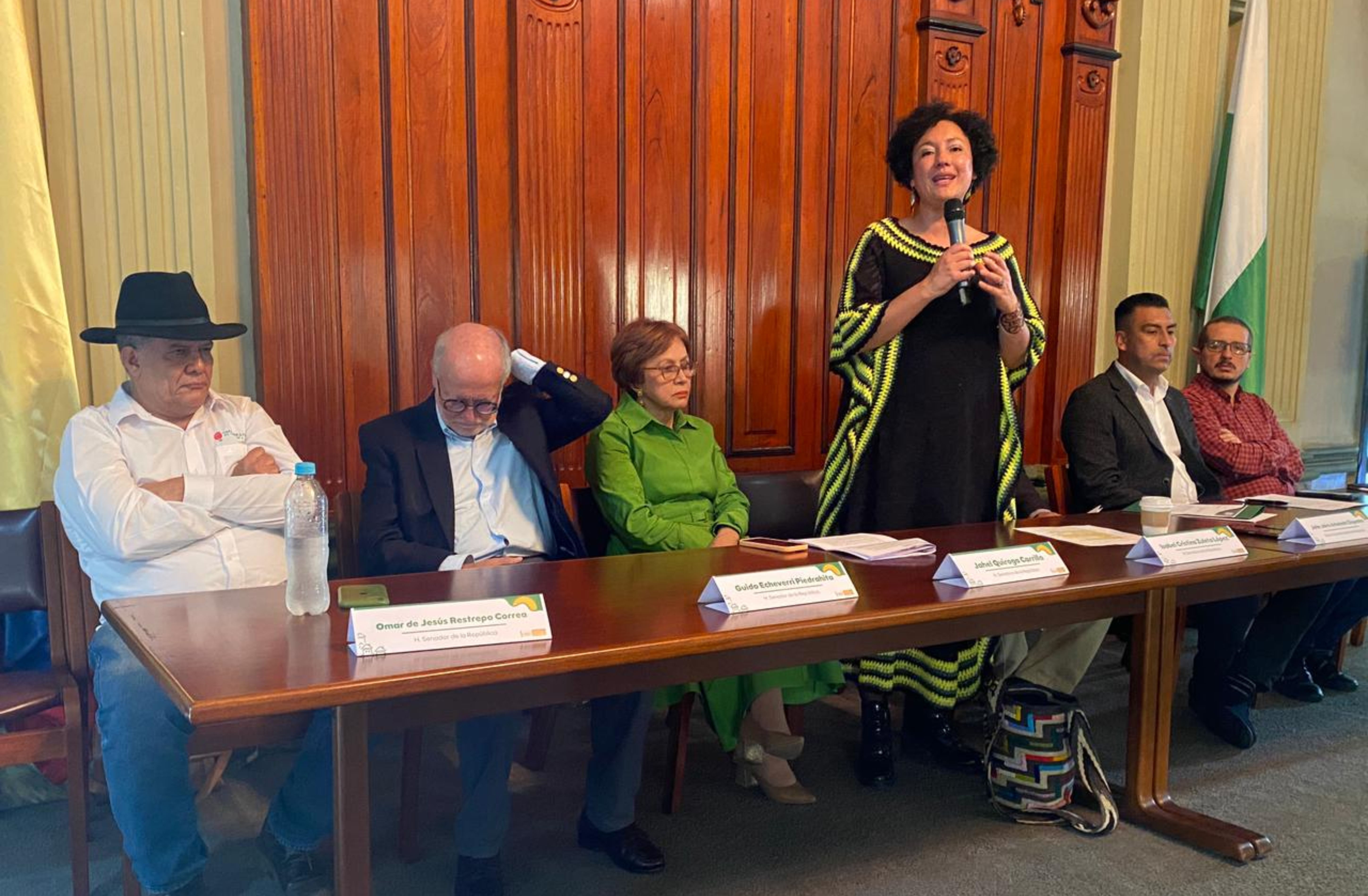 En Medellín se realizó la segunda audiencia pública para hablar sobre paz urbana. Al encuentro asistieron (izq a der) el senador Omar Restrepo; el senador Guido Echeverri; la senadora Jahel Quiroga; la senadora Isabel Zuleta; David Florez del DNP.