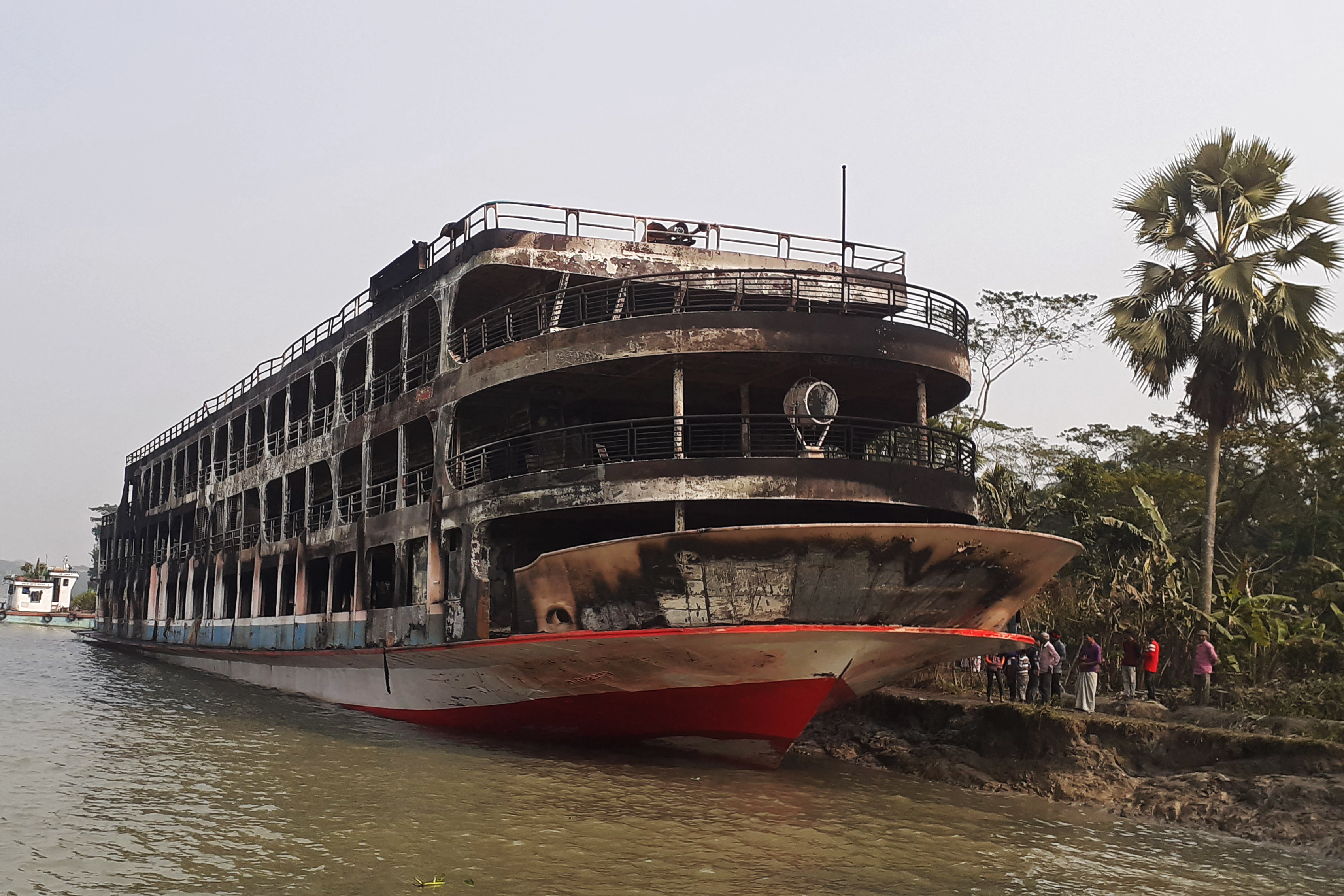 Bangladés: incendio en ferri deja al menos 35 víctimas mortales