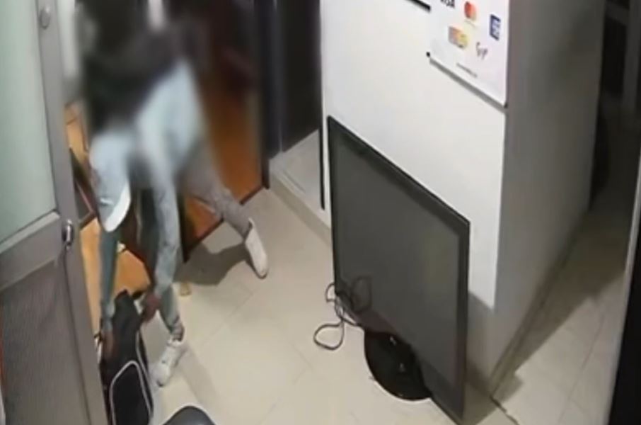Ladrón saqueó bodega en Bogotá, se robó una moto y lo atraparon empujándola