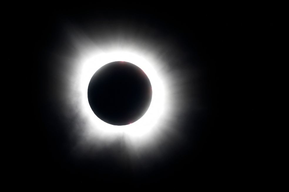 El eclipse finalizó con el anillo de diamantes, que se presenta cuando estas perlas comienzan a desaparecer. Se observó un punto brillante a lo largo del borde de la sombra de la Luna.