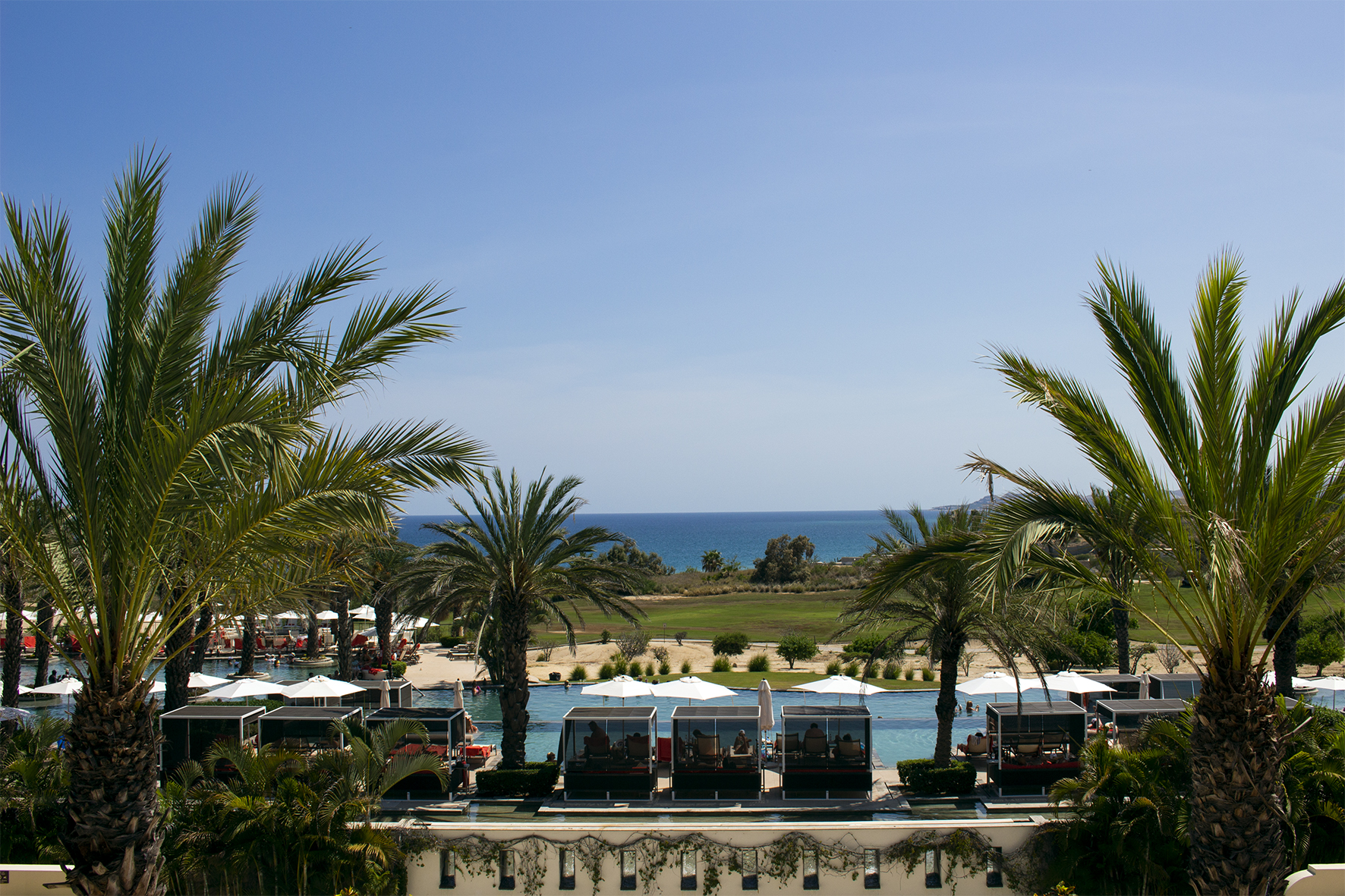 Alojamientos de clase mundial, galardonados hoteles y tratamientos de spa personalizados de clase mundial se suman a la oferta de atractivos que hacen de Los Cabos un lugar tan contrastante como sus paisajes. Los tratamientos holísticos han evolucionado para combinar terapias de especialidad con gastronomía saludable y entrenamiento personal, es por esto por lo que los spas y los hoteles en Los Cabos suelen ganar premios y recibir críticas brillantes.