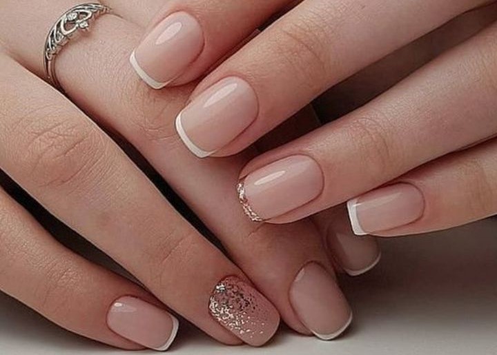 Para un look verdaderamente minimalista, considera las uñas con esmalte transparente.
