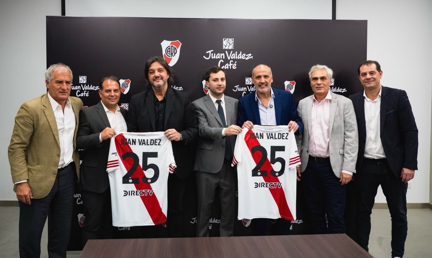 Más que café y fútbol: la expansión de Juan Valdez y los negocios de los cafeteros