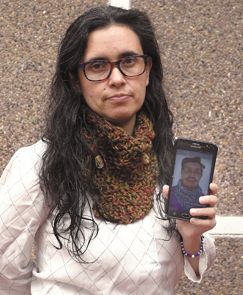 Ornella Bonilla, médica y nieta de Flor, cree que su abuela fue declarada, injustamente, como sospecha de COVID-19. Eso hizo que el cortejo fúnebre que la abuela había expresado quería que le hicieran no se pudiera realizar. Hoy, luego de semanas, siguen esperando a que les entreguen las cenizas. 