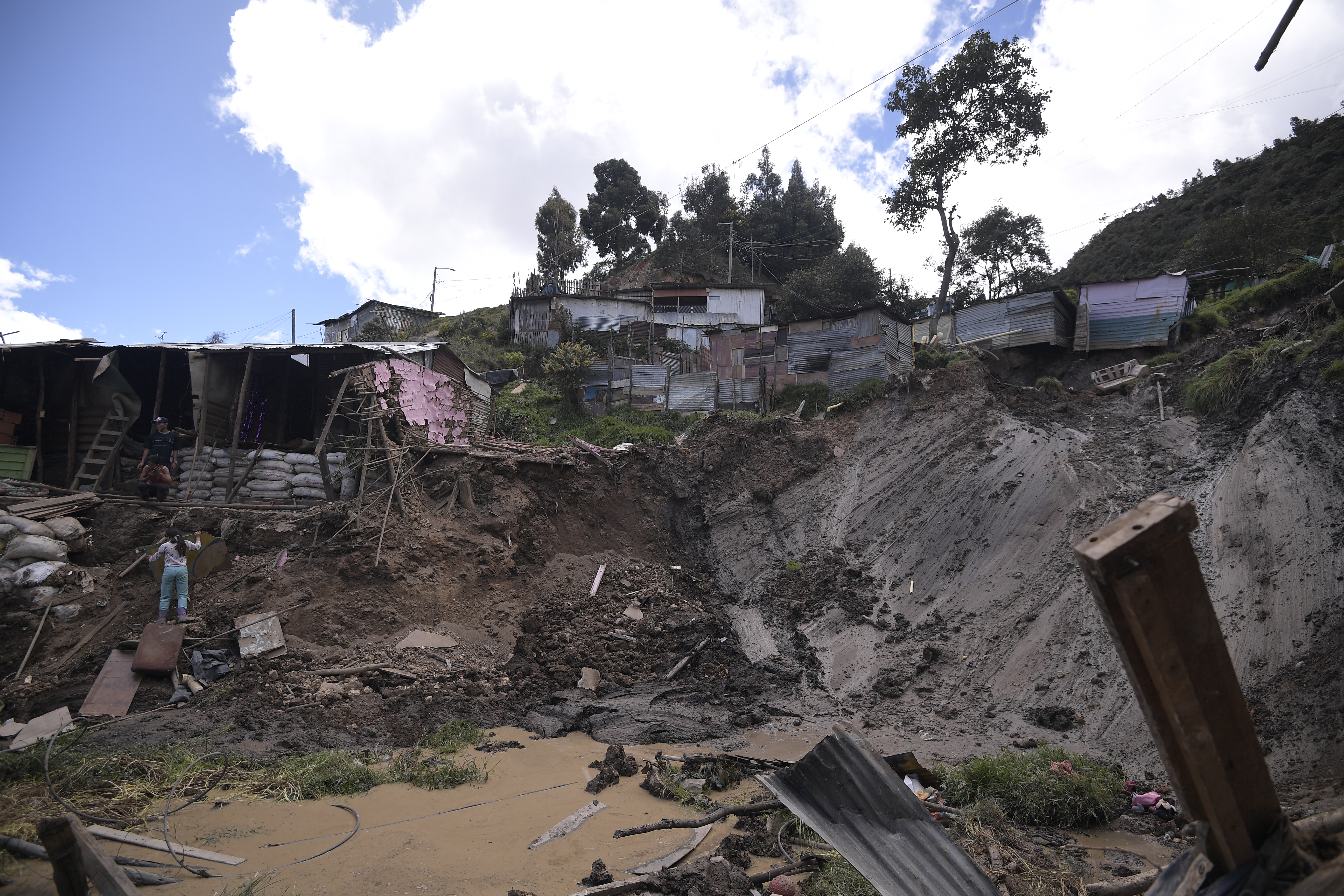 Deslizamiento o derrumbes de tierra en este barrio ubicado en la localidad de Usme, causado por las fuertes lluvias dejó como saldo 30 adultos y 36 menores damnificados.